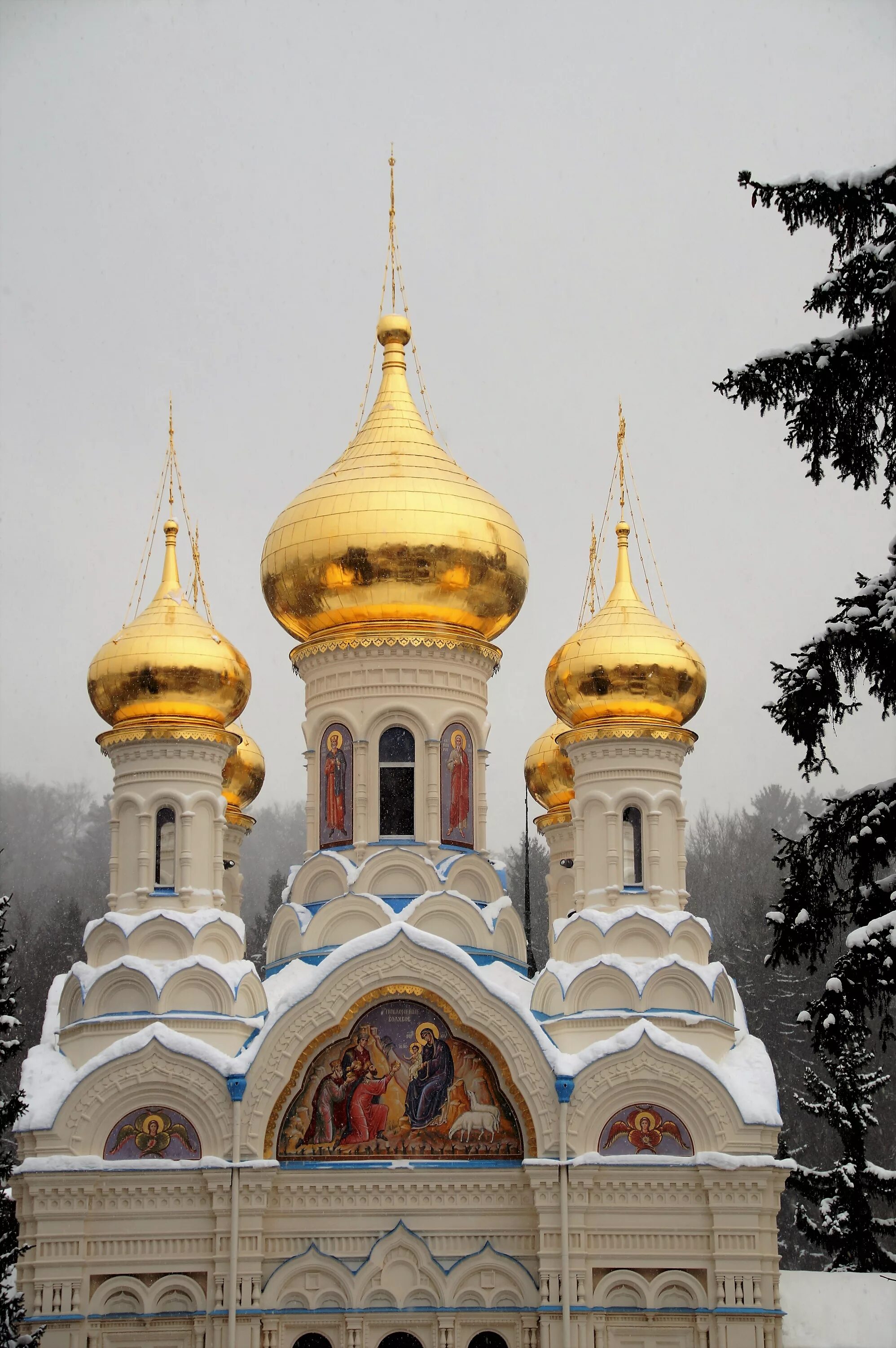 Храм с тремя куполами. Russian Orthodox Church русская православная Церковь. Трехкупольный храм в Москве.