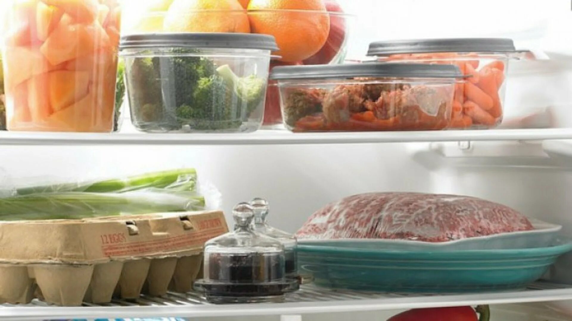 Сколько сырое мясо в холодильнике. Хранение продуктов. Холодильник с продуктами. Хранение в холодильнике. Хранение мясных продуктов в холодильнике.