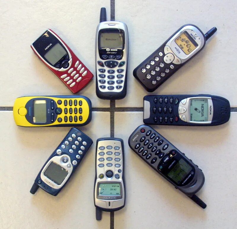 Телефон выпуска 2023. Мобильники 2001 года. Олдскульный сотовый телефон. Первые Сотовые телефоны 2001. Какие телефоны были в 2001 году.