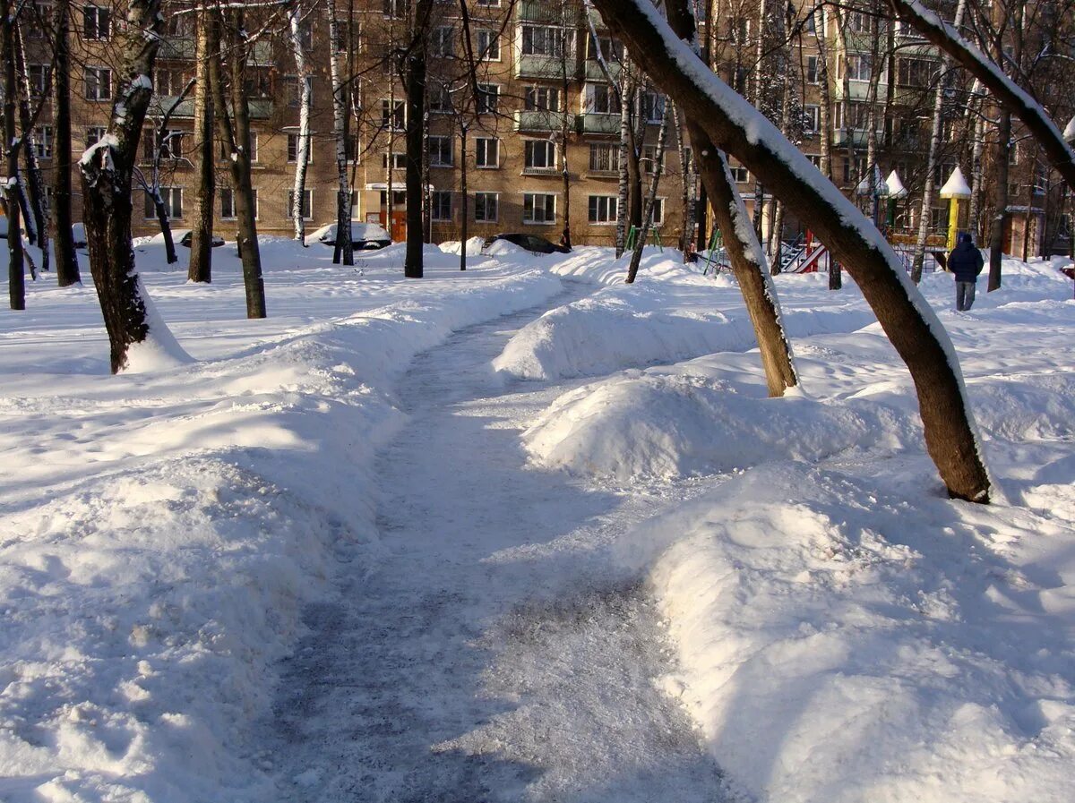 Много снега во дворе. Снег во дворе. Сугробы во дворе. Кучи снега в городе. Снег во дворе.