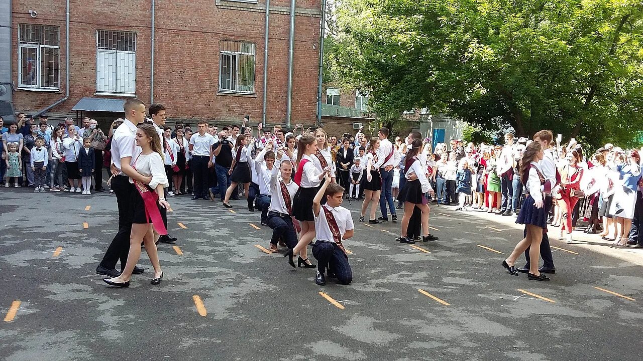 Выпуск 2017 школа. Последний звонок. Последний звонок 2023. Последний звонок в 2023 году. Выпуск 2017 года.