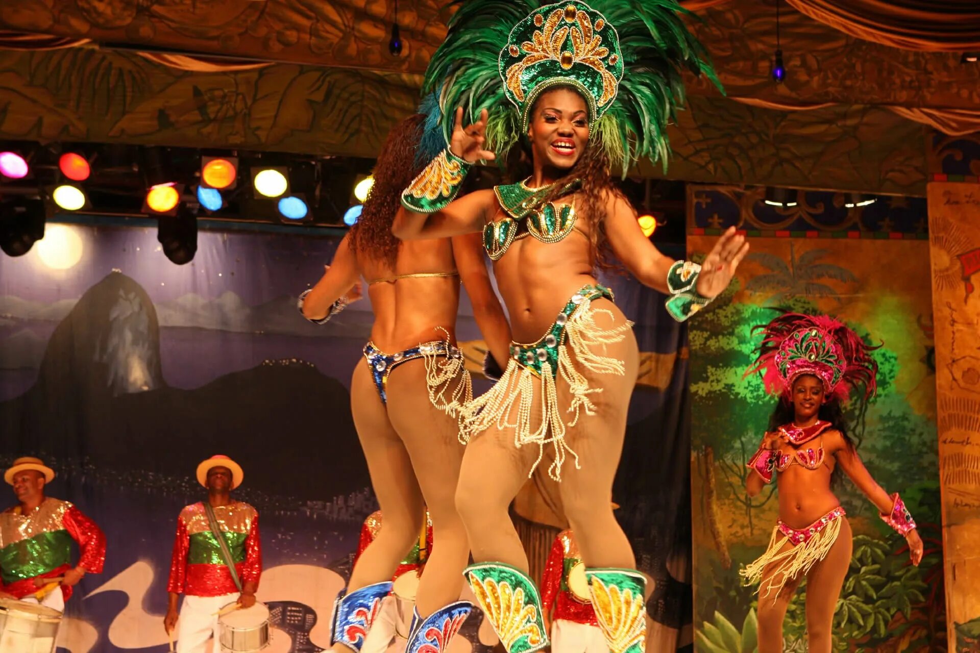 Самбо бразилия. Brazilian dancing. Brazilian dancing. Бразильский карнавал самба. Карнавал в бразилии.