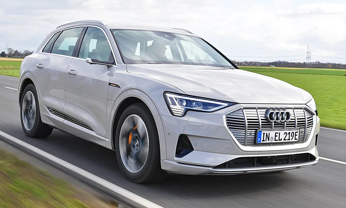 Ауди e-tron 55 quattro. Audi e tron 55. Audi e-tron 2019. Audi e tron 55. Ауди e-tron 55.