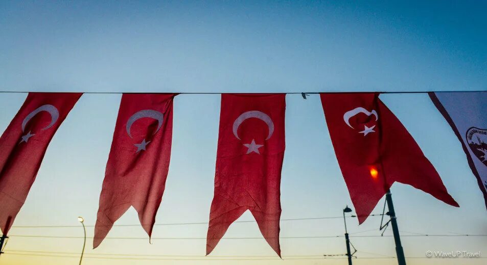 Турция россия въезд. Турция столица флаг. Турецкое Знамя. Флагшток Турции. Турецкий флаг на флагштоке.