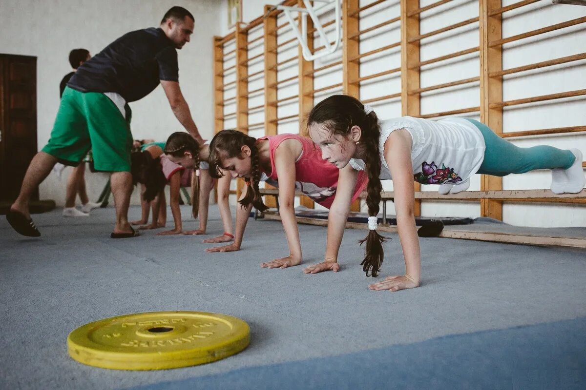 Спортивные занятия. Физкультура в школе. Физические упражнения в школе. Школьники на физкультуре.