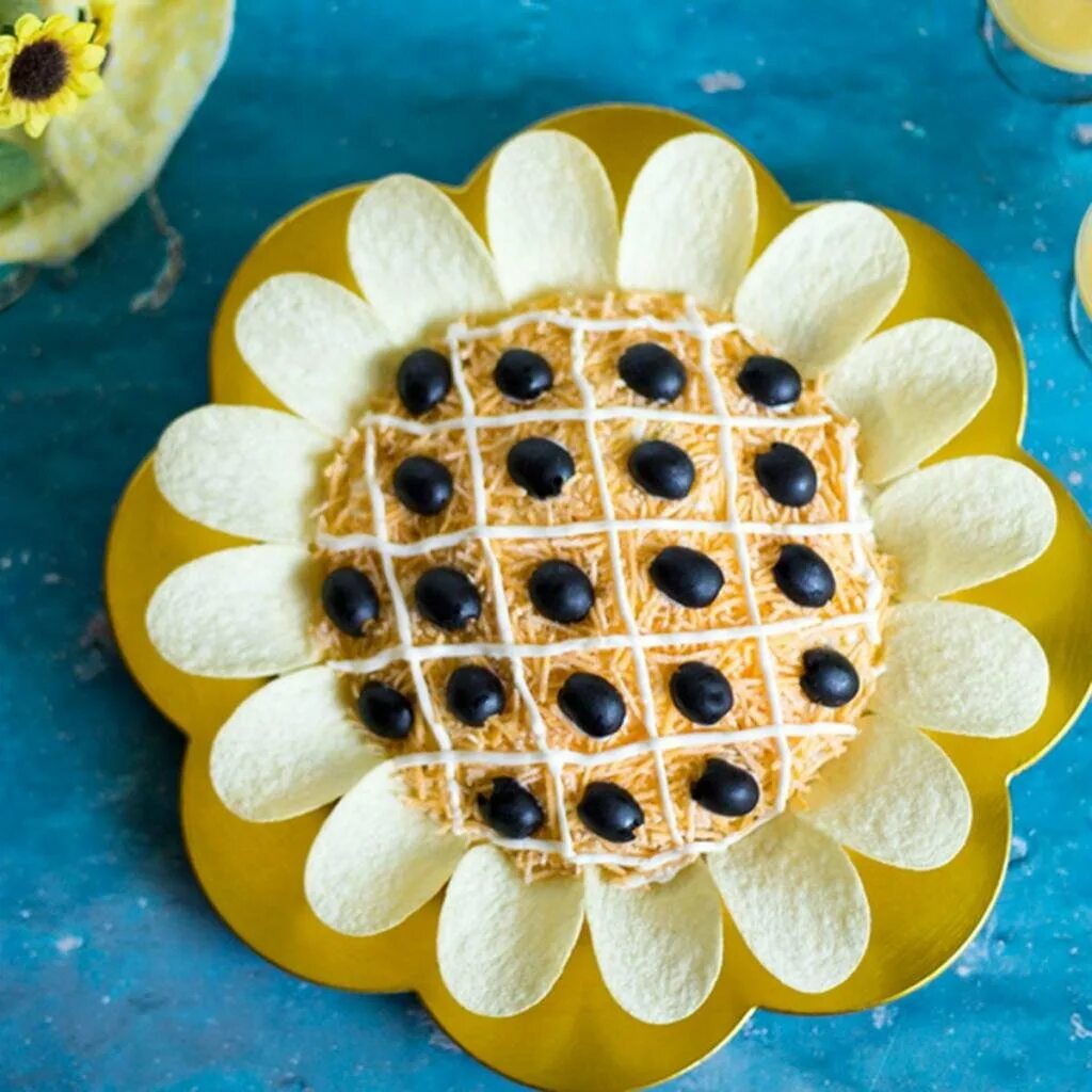 Салат подсолнух с чипсами и курицей грибами. Салат подсолнух. Салат подсолнух с чипсами. Салат подсолнух с кукурузой. Салат подсолнух с чипсами и кукурузой.