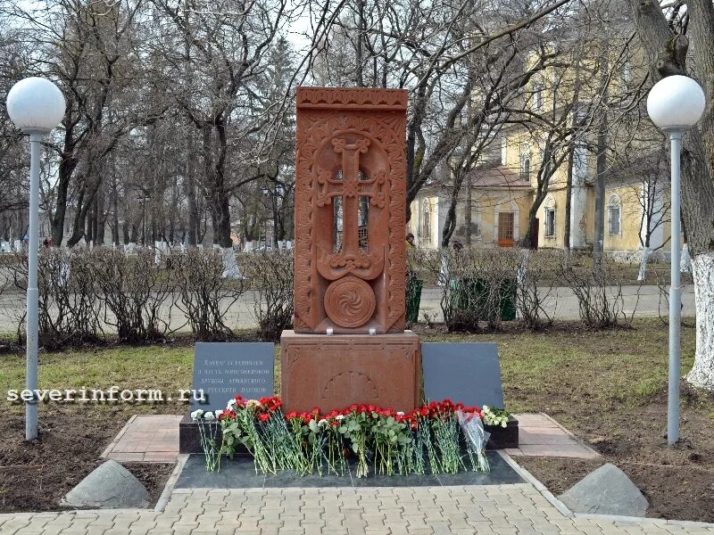 Памятники армянам. Армянский памятник Балашов. Памятник русско-армянской дружбы Волжский. Памятник хачкар погибшим. Памятник армянам Балашов.