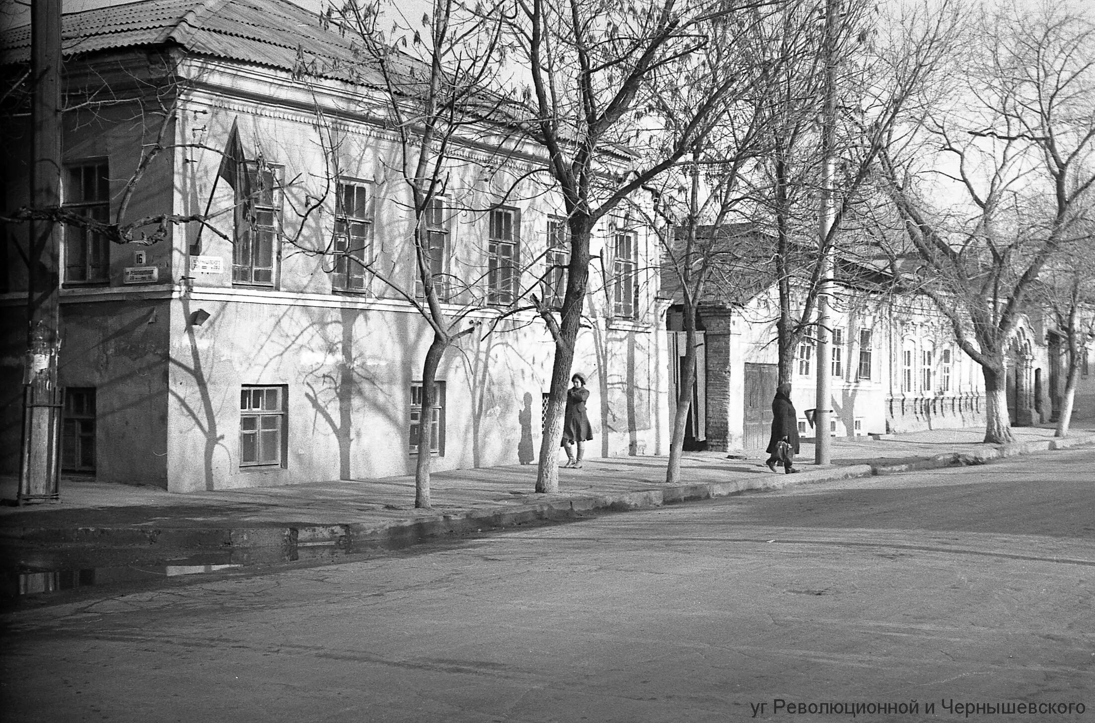 Улицы саратова названные. Саратов улица Революционная 1970. Дом Чернышевского- Революционная Саратов. Улица Григорьева старое название Саратов. Саратов Чернышевского 1980 год.