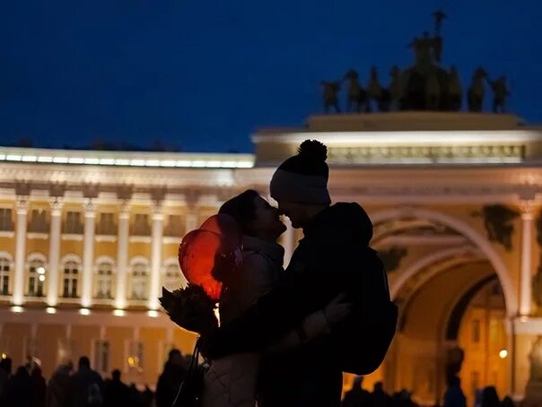 Влюбленные в Питере. Пары в Питере. День влюбленных в Санкт-Петербурге. Влюблённая пара в Питере. Идеальные дни спб