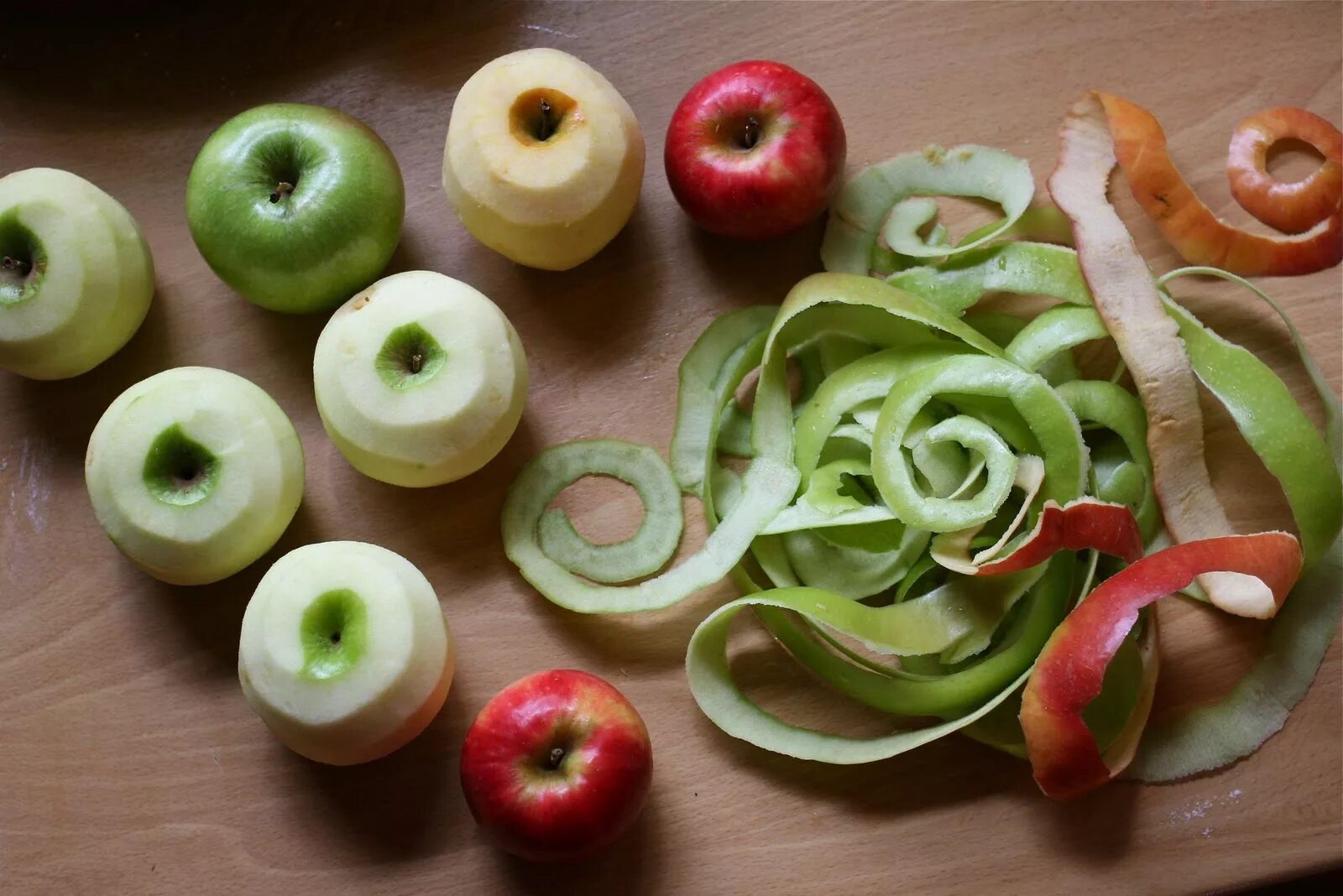 Вред кожуры. Кожура яблока. Очистки овощей и фруктов. Очищенные фрукты. Шкурки от фруктов.
