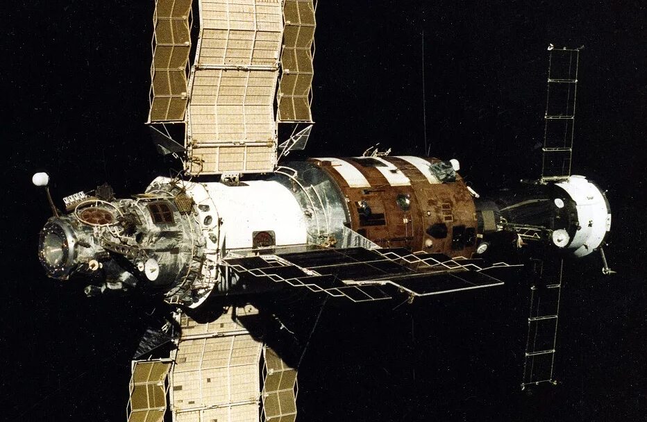 Станция салют 7 1985 год. Салют-1 орбитальная станция. Орбитальный комплекс салют-6. Советская орбитальная Космическая станция салют. Салют 7 Космическая станция.