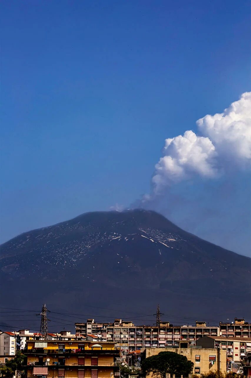 Гора Этна Италия. Гора Этна в Сицилии. Сицилия Италия вулкан Этна. Остров Сицилия вулкан Этна. Действующий ли вулкан этна