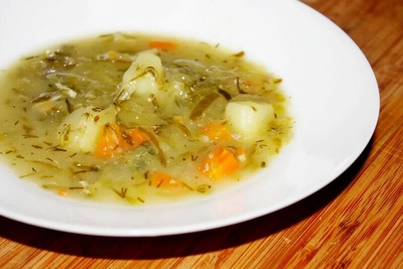 Польский суп с солеными огурцами. Суп рассольник с перловкой и солеными огурцами. Солянка и рассольник. Рыбная калья. Солянка с перловкой и солеными огурцами.