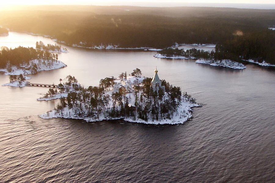 Остров на озере которое находится на острове. Остров Валаам Карелия. Ладожское озеро, остров Валаам, Карелия. Валаамский архипелаг Карелия. Карелия остров Валаам монастырь.