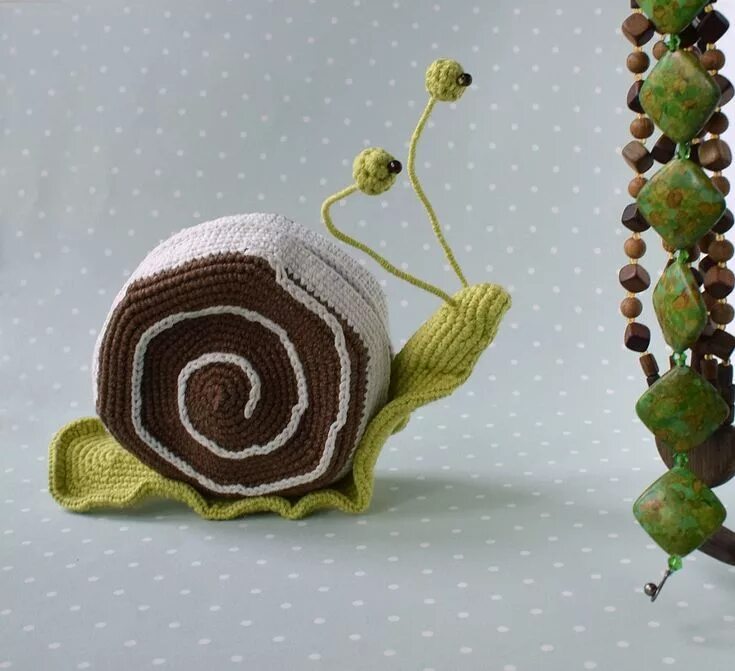Улитка из шерсти. Клубок шерсти. Улитка связанная крючком. Вяжут улитки из всяческой нитки. Вязаная брошь улитка крючком.