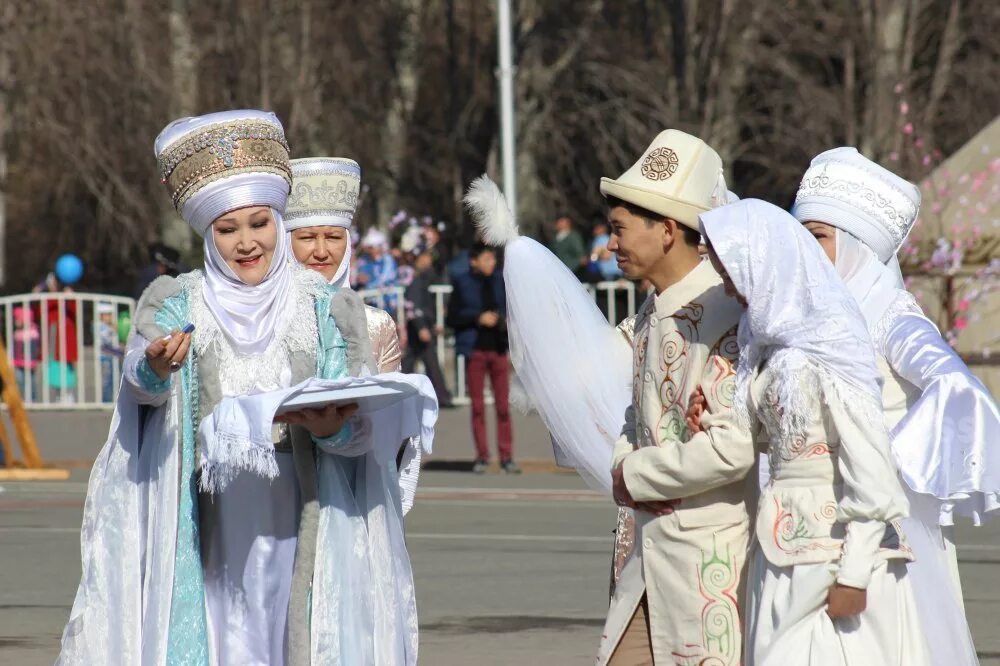 Какой сегодня праздник в киргизии. Нооруз киргизия. традиции кыргызстана нооруз. нооруз в кыргызстане сумолок. с праздником нооруз на кыргызском.