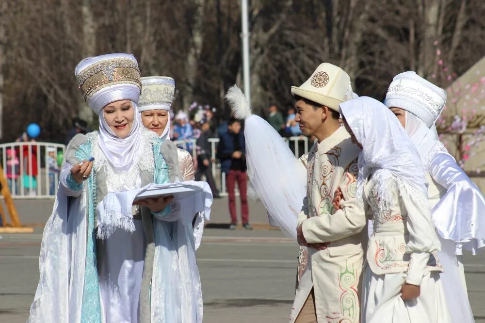 Праздники киргизов. Нооруз Киргизия. Традиции Кыргызстана Нооруз. Киргизский праздник Нооруз. Нооруз в Кыргызстане сумолок.