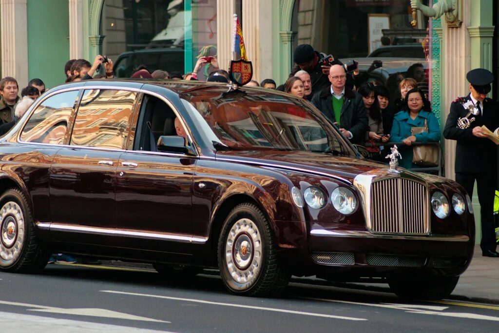 Bentley State Limousine Елизаветы II. Bentley State Limousine реплика. Bentley State Limousine 2017. Bentley State Limousine $15,167,500.