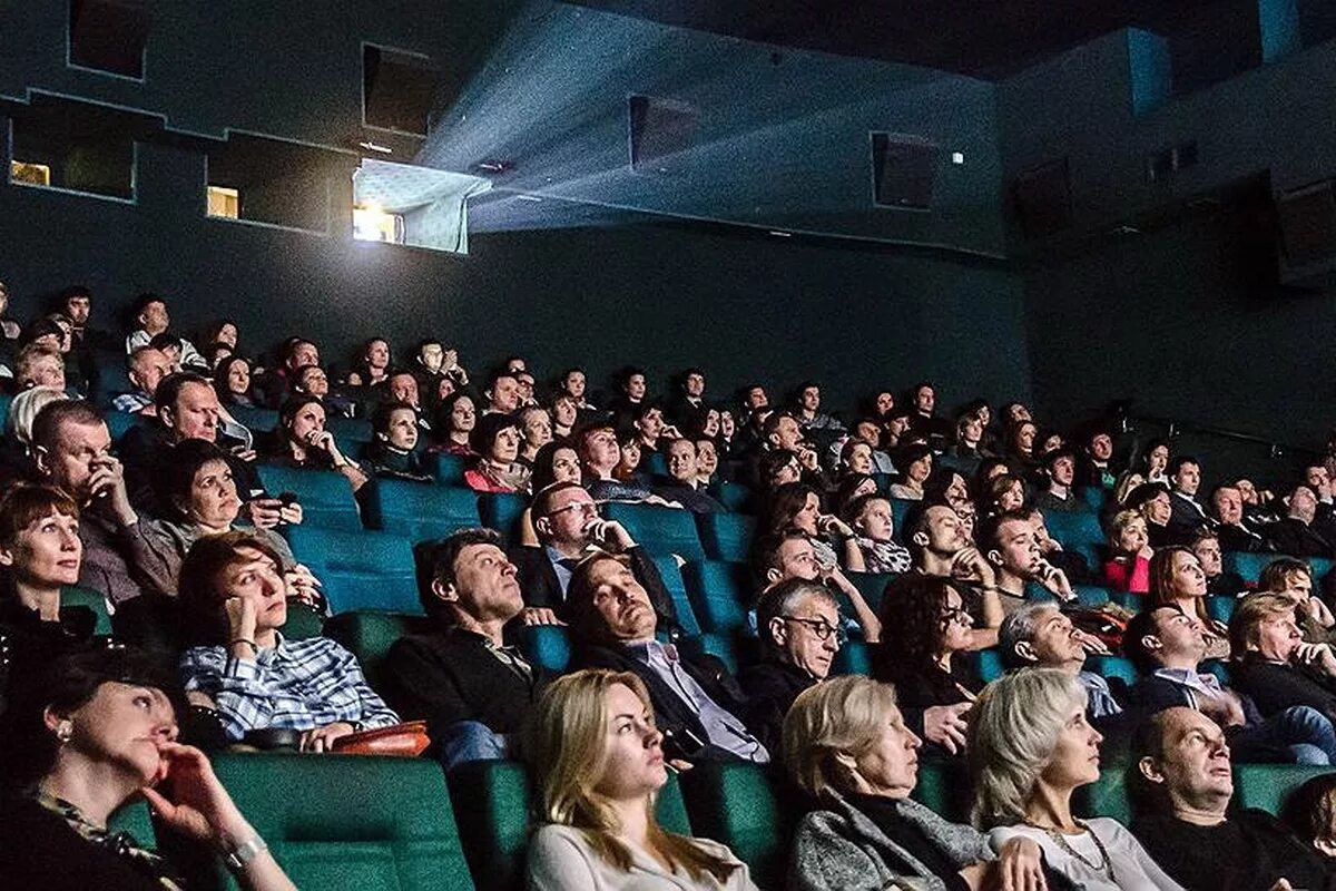 Зал кинотеатра с людьми. Кинотеатр полный зал. Зрители в кинотеатре. Люди в кинотеатре. Дистрибьюторов прав показа кинофильмов