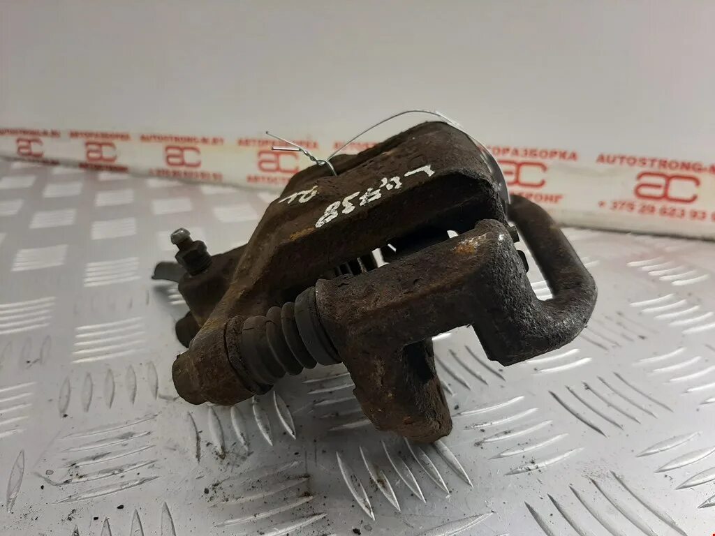 Суппорт задний левый шевроле эпика. Шевроле эпика суппорт передний. Скоба суппорта шевроле эпика 2. Epica передний суппорт. Передняя тормозная скоба на шевроле эпика артикул.