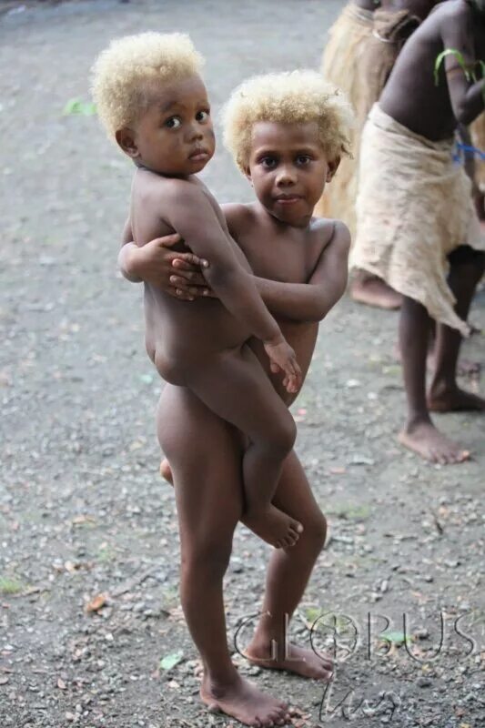 Меланезийцы с Соломоновых островов. Африканский мальчик. Африканцы блондины. Негритята купаются