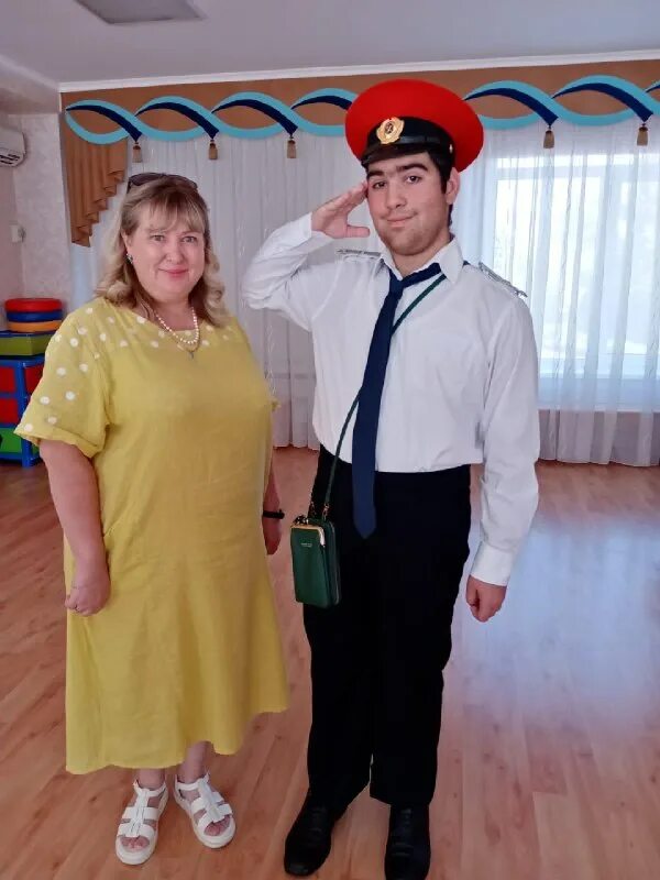 Декорации к сказке заяц портной. Бездельник светофор михалков инсценировка. Михалков инсценировка. Декорации к спектаклю три поросенка. День рождения сергея михалкова.