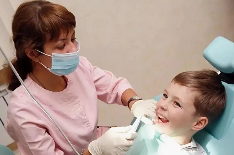 Детская поликлиника врач стоматолог. Детский зубной врач. Детский стоматолог терапевт. Ребенок у зубного врача. Зубной врач детский стоматолог.
