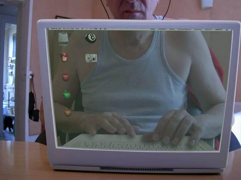 Худший монитор. Прозрачный монитор. прозрачный монитор для компьютера. странные мониторы. монитор с прозрачным экраном.