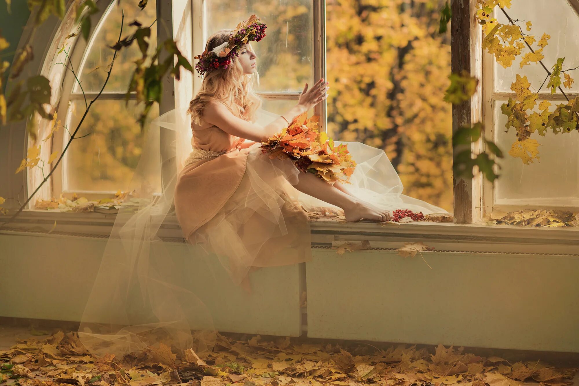 Девушка у осеннего окна. Нежная осень. Осень за окном. Девушка за осенним окном. Ранним утром сентября