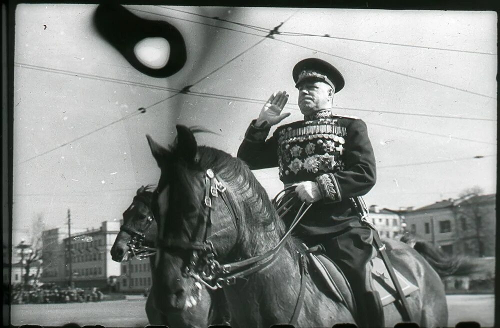 Картина г к жуков. Жуков 1974. Маршал Жуков в Свердловске. Г. К. Жукову.