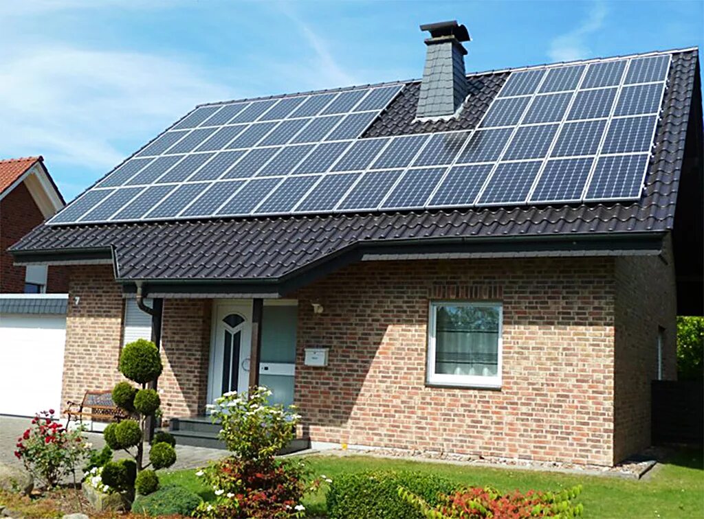 Солнечные батареи фото. Солнечные батареи. Солнечные батареи на крыше. Солнечные панели для дома. Дом с солнечными батареями.