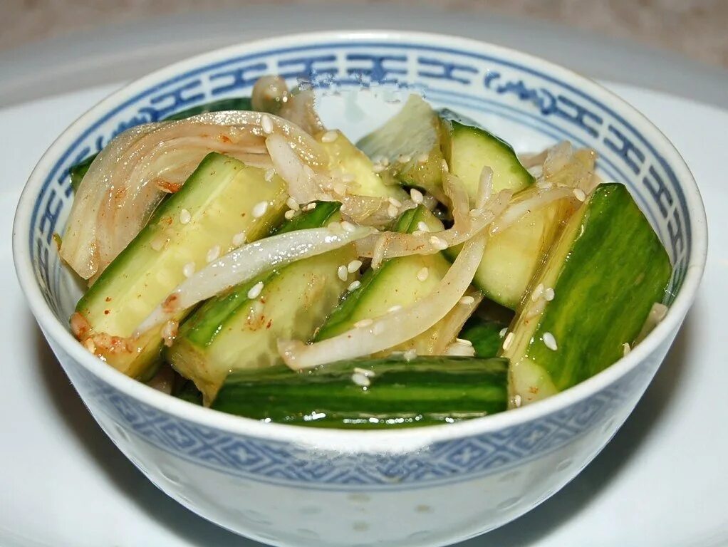 Огурцы по корейски с кунжутом и соевым. Огурцы кимчи. огурцы по-корейски. салат из огурцов по корейски. корейский салат из огурцов.