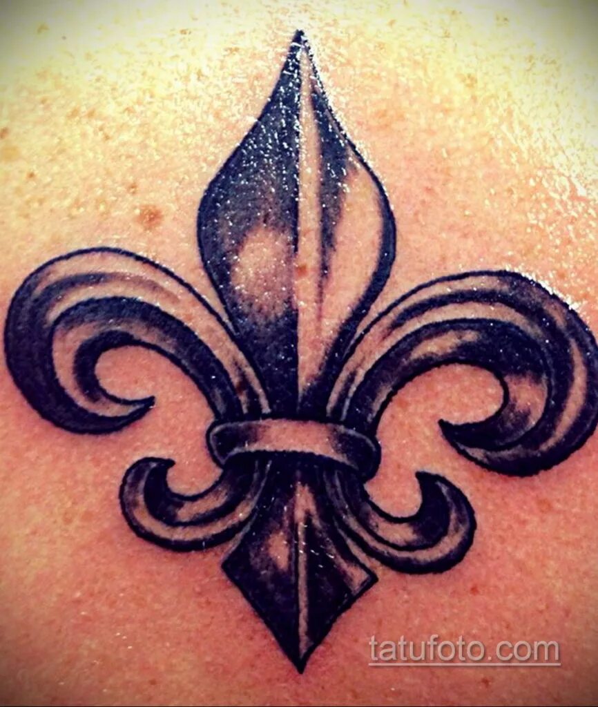 Значение клейма лилии на плече миледи. Геральдическая лилия клеймо. флер де лис тату. геральдическая лилия у миледи. французская геральдическая лилия тату.
