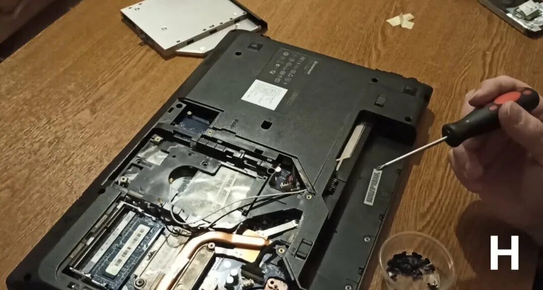 Неполная разборка ноутбука Lenovo G570 Замена HDD, ODD, RAM - смотреть видео онл