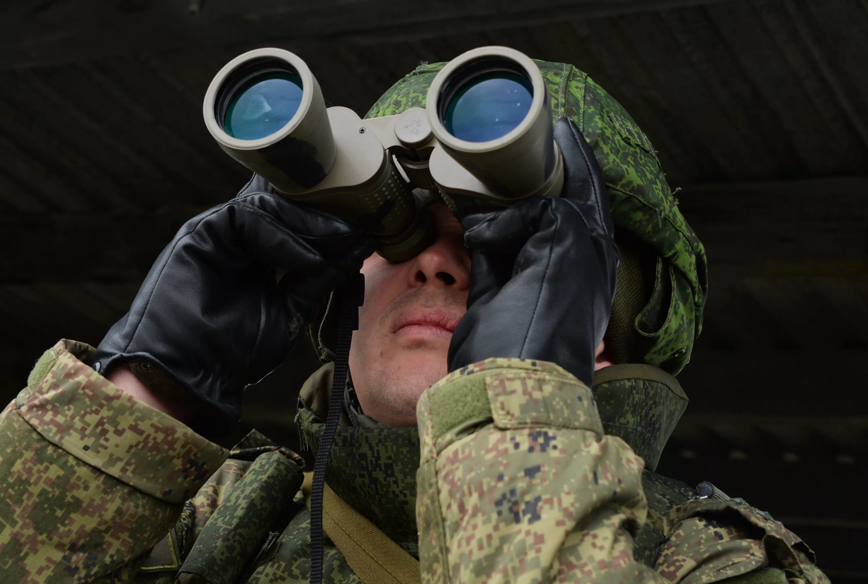 Камера технического зрения. Flir тепловизор военный. Военное зрение. Night vision на шлем. Night vision scope.