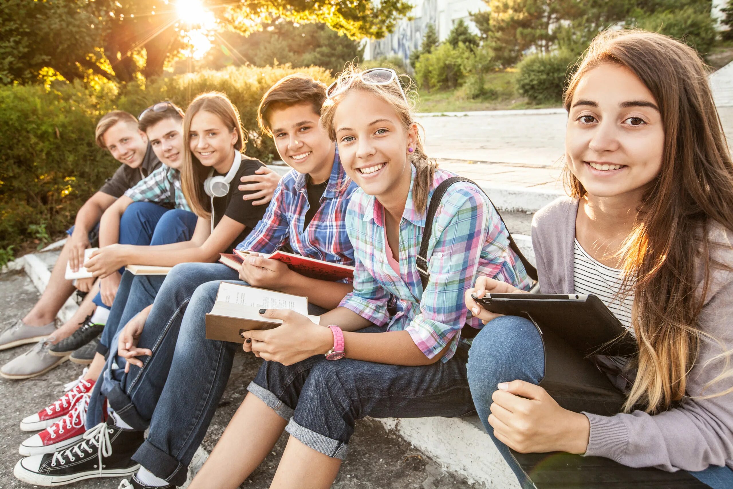 Teenager topic. Подросток. Счастливые подростки. Группа подростков в школе. Счастливые подростки в школе.