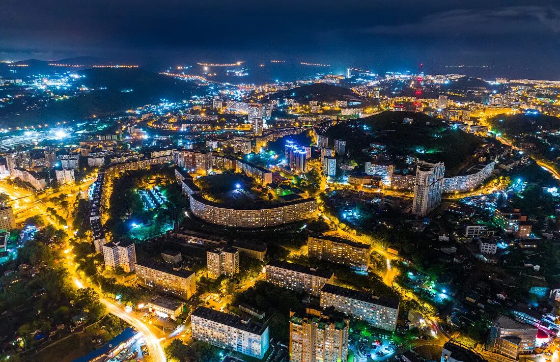 Сколько сейчас время в владивостоке. Владивосток центр города. Ночной Владивосток центр. Дальний Восток Владивосток. Владивосток большой город.