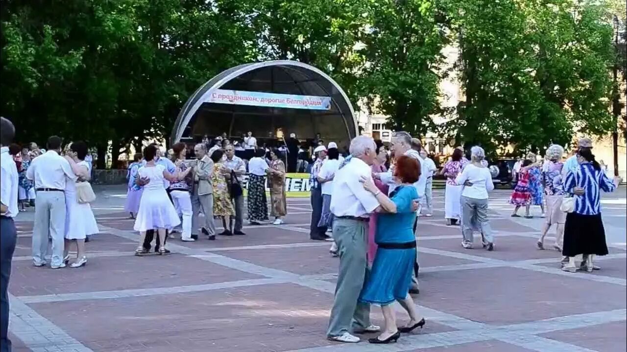 Танцплощадка в ярких огоньках слушать. Белгород танцы в парке победы. танцплощадка в парке. танцевальная площадка парк. танцы в парке.