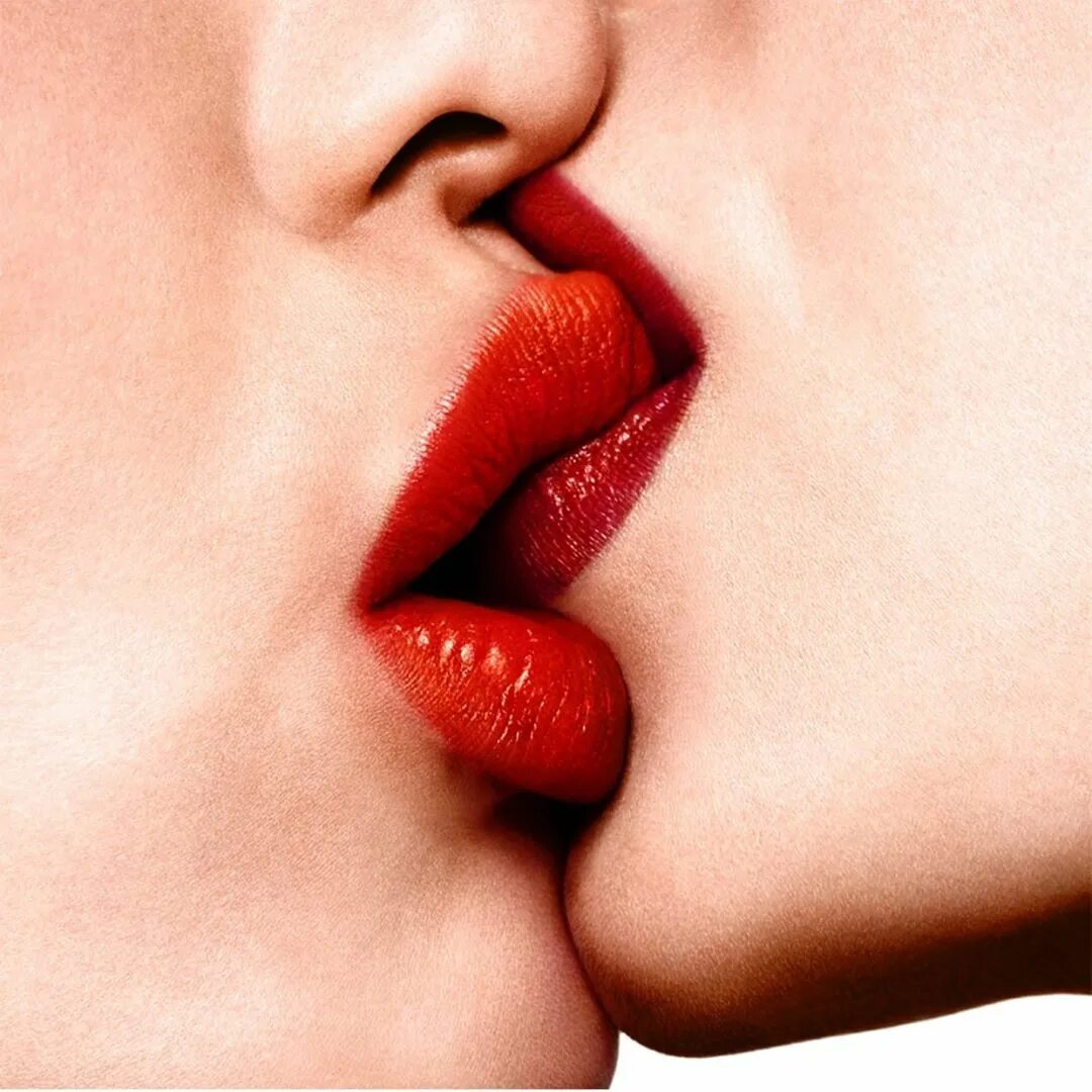 Чувственные губы. Поцелуй в губы. Губы парня и девушки. Поцелуй с покусыванием губ. Сладкие губы.