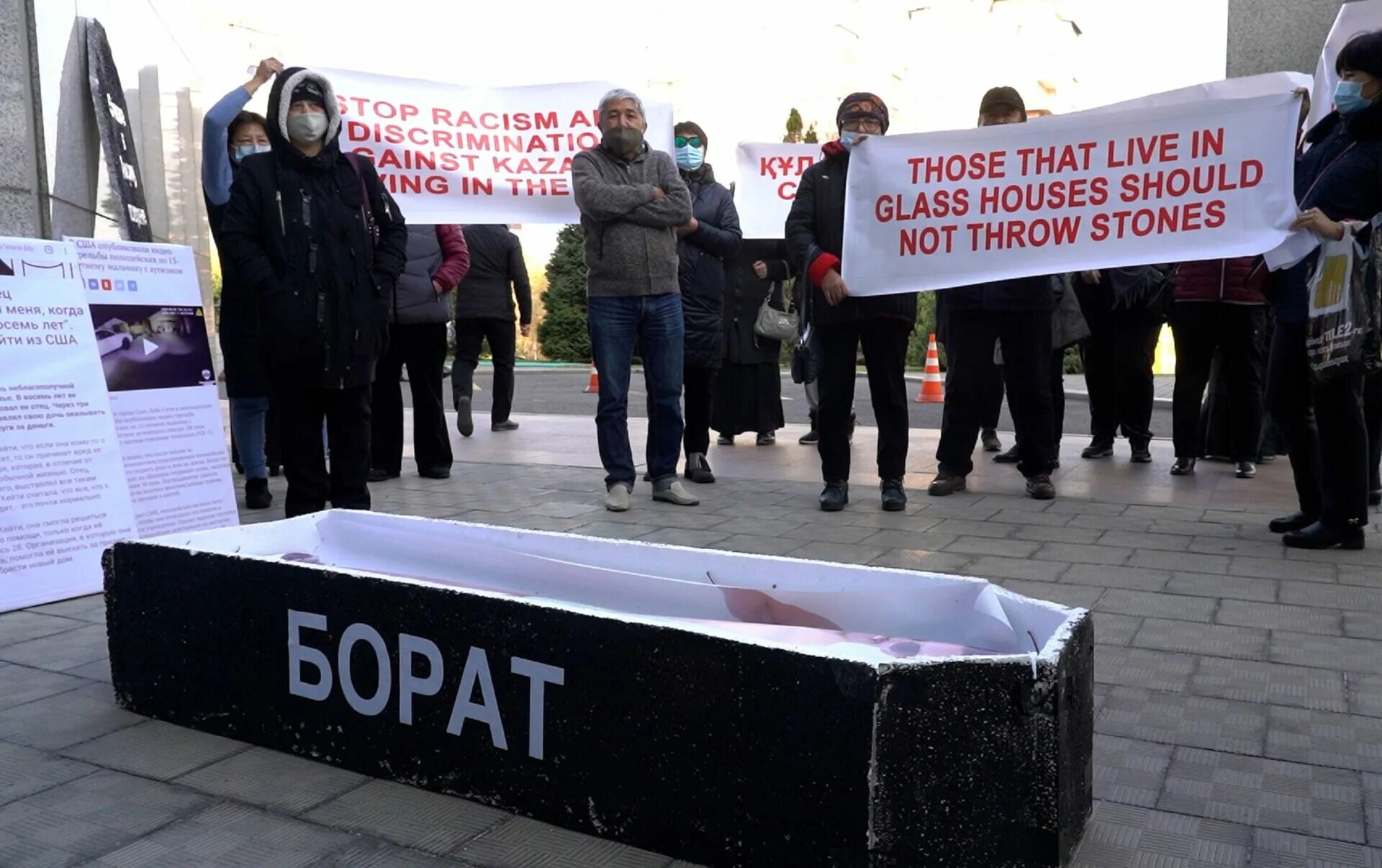 Человек несущий гроб