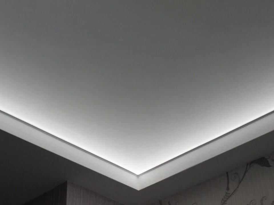 Купить потолки с подсветкой. Натяжные потолки с подсветкой. Натяжной потолок с подсветкой по периметру. Натяжной потолок со светодиодной подсветкой. Натяжной потолок с подсветкой внутри.
