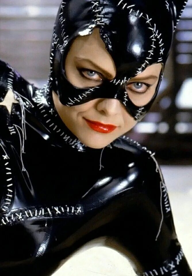 Женщина с кошкой. Halle berry catwoman. Женщина кошка 2004. Catwoman 2022. Женщина кошка 4 буквы.