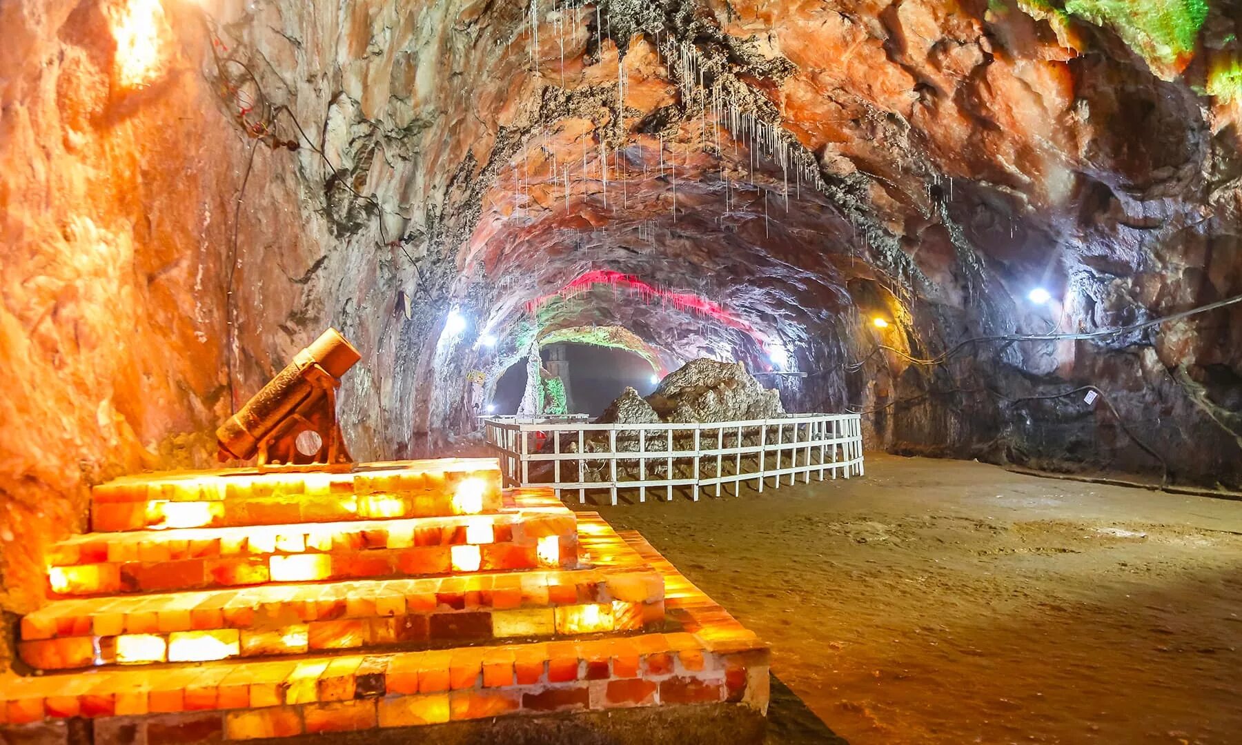 Соляные шахты уэльс. Пакистан соляные шахты хевра. Salt mine. Артемовск соляные шахты. Khewra salt mine.