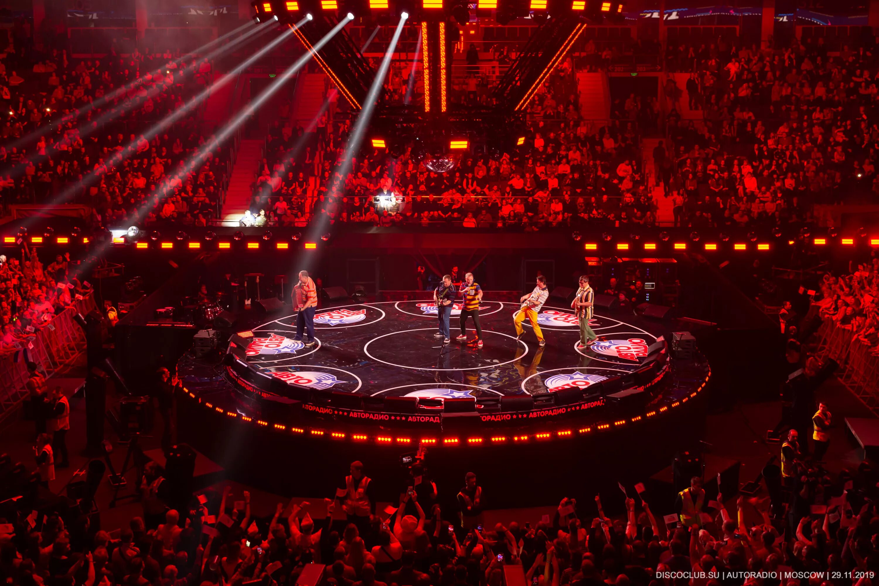 Песня года 2021. Дискотека 2022 новое. Дискотека 2022 новое. Зимняя дискотека в парке. Новый год в клубе.