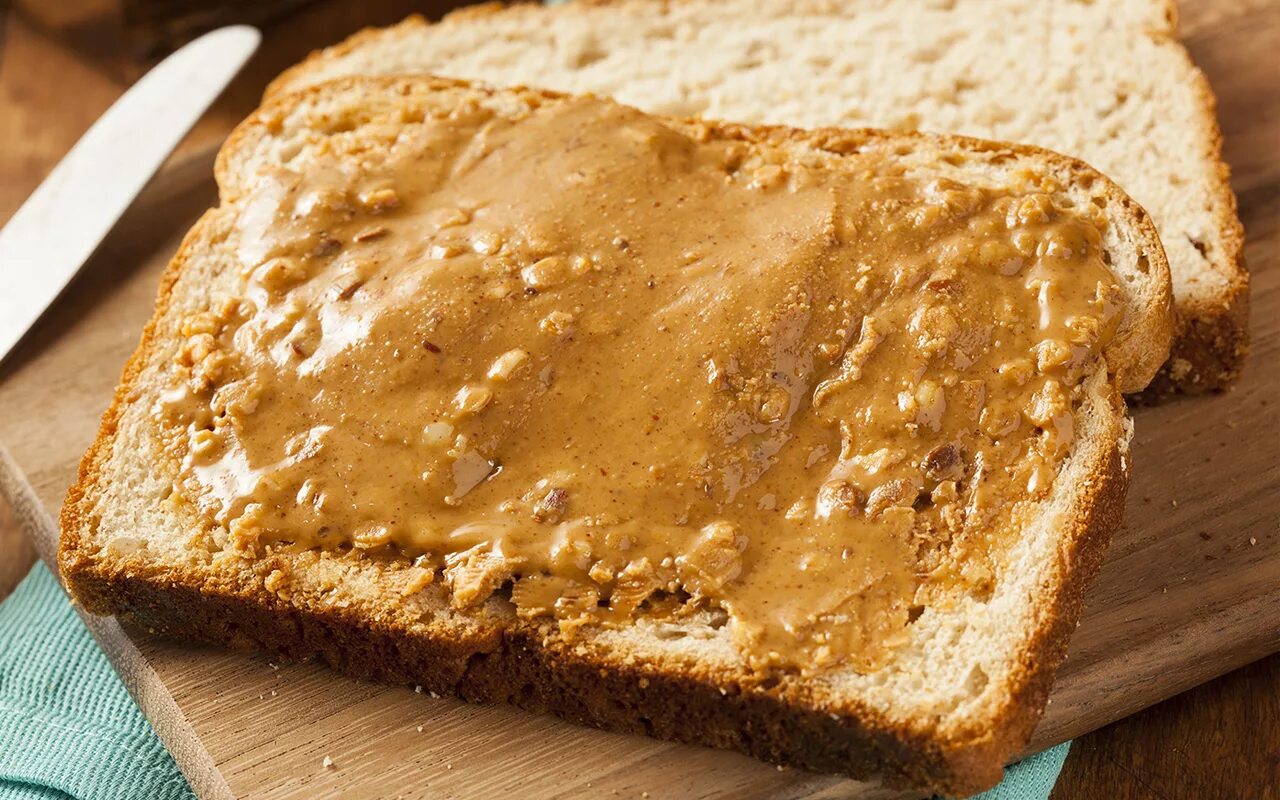 Хлеб с маслом рецепт. Арахисовый хлеб. Хлеб с арахисовым маслом. Тост с арахисовым маслом. Хлеб с арахисовой пастой.