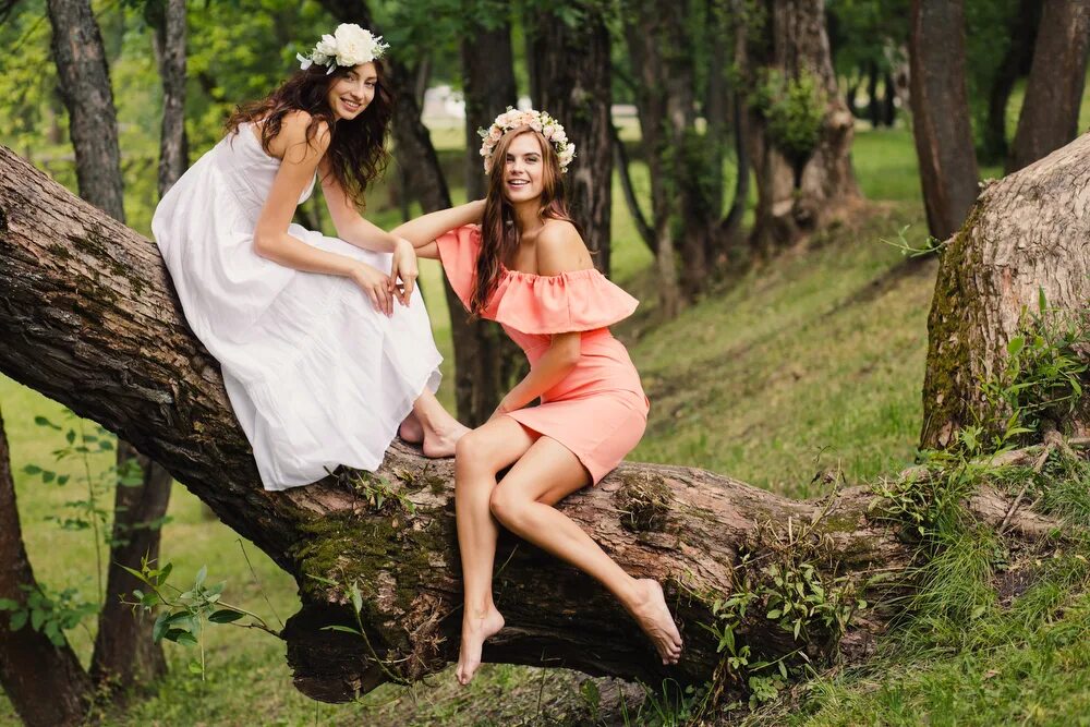 Фотосессия подруг на природе. Подруги в лесу. Подруги в лесу. Две девочки гуляют. Фотосессия с подругой осенью.