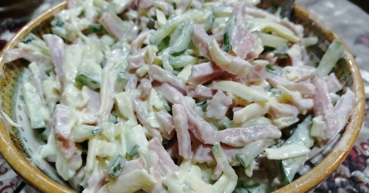 Салат кукуруза плавленный сыр колбаса. Салат венский. Салат каприз. Салат венский рецепт. Салат паризьен.