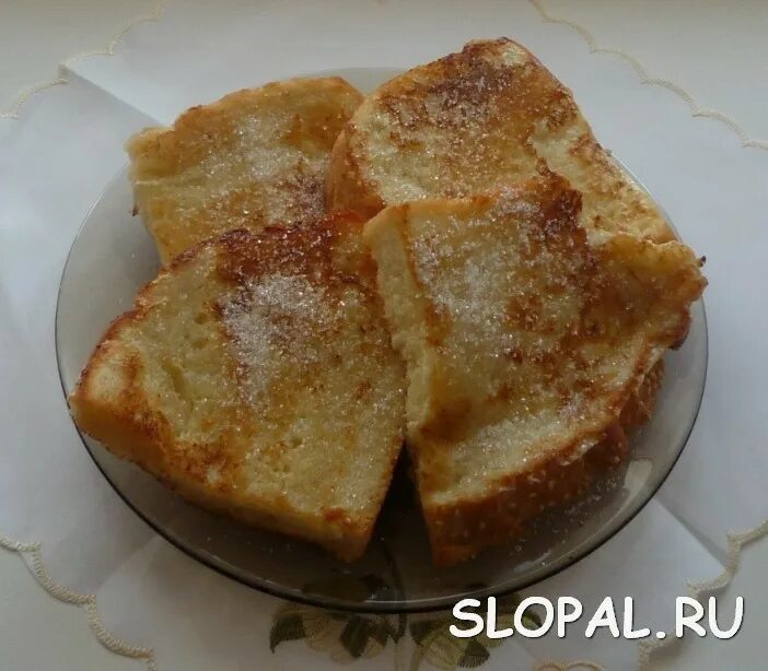 завтрак с гренками. гренки. жареный сладкий хлеб. гренки из батона с молоком и сахаром. сладкие гренки из батона с яйцом и молоком.