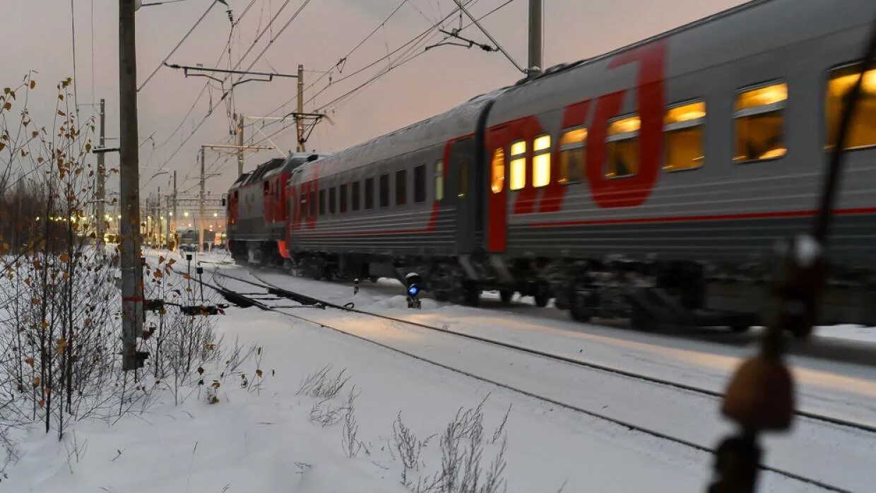 Опаздывают ли поезда ржд. Поезд дальнего следования. Электропоезд РЖД. Поезд дальнего следования зима. Пассажирский вагон зимой.