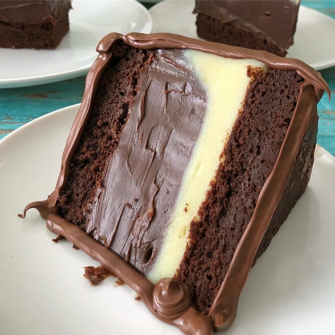 Шоколад внутри. Шоколадный торт. Шоколадная начинка для торта. Торт в разрезе. Шоколадная прослойка для торта.
